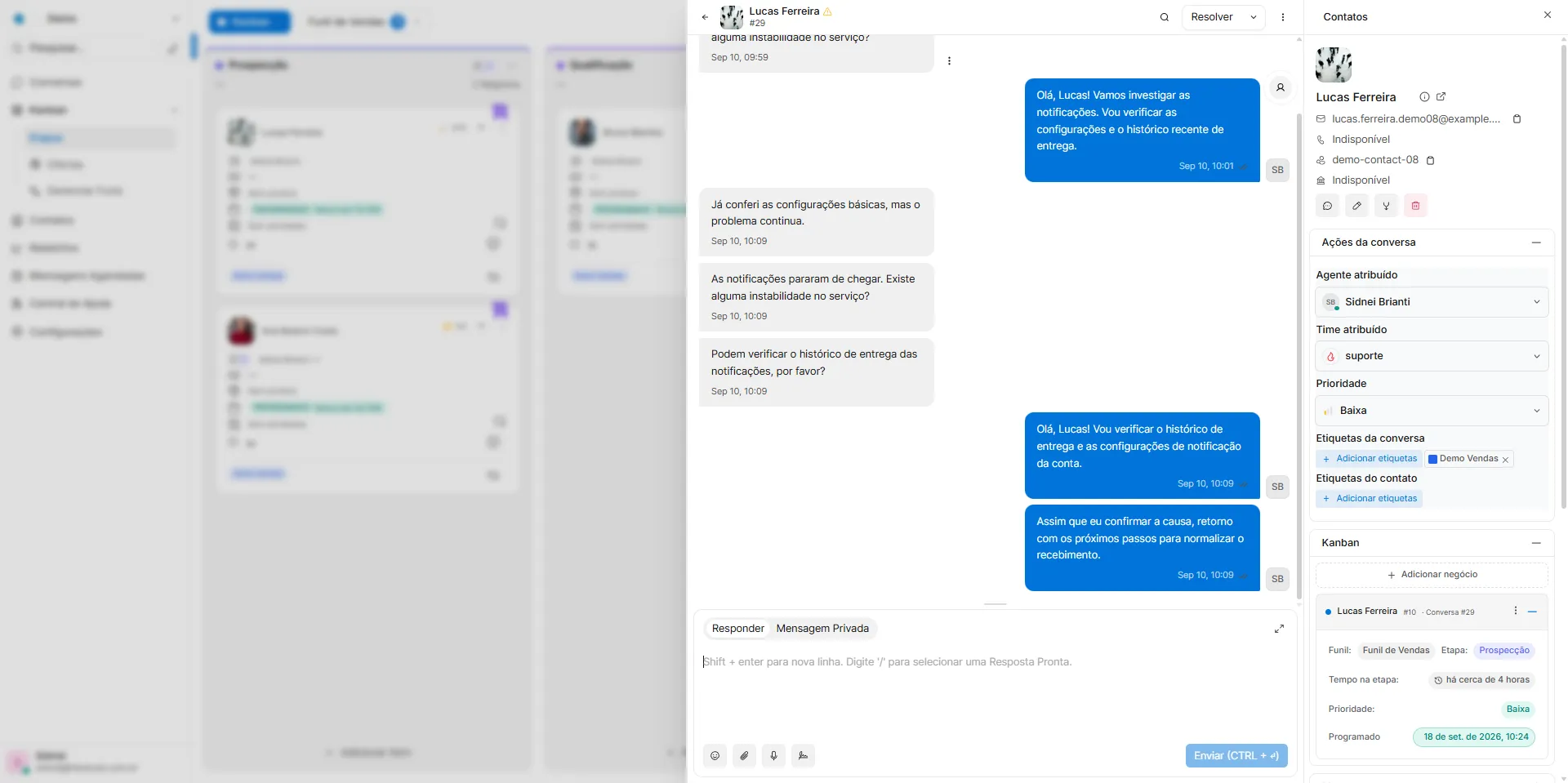 Conversa do Chat Linkatudo com painel lateral de contato, equipe, prioridade e negócio vinculado.